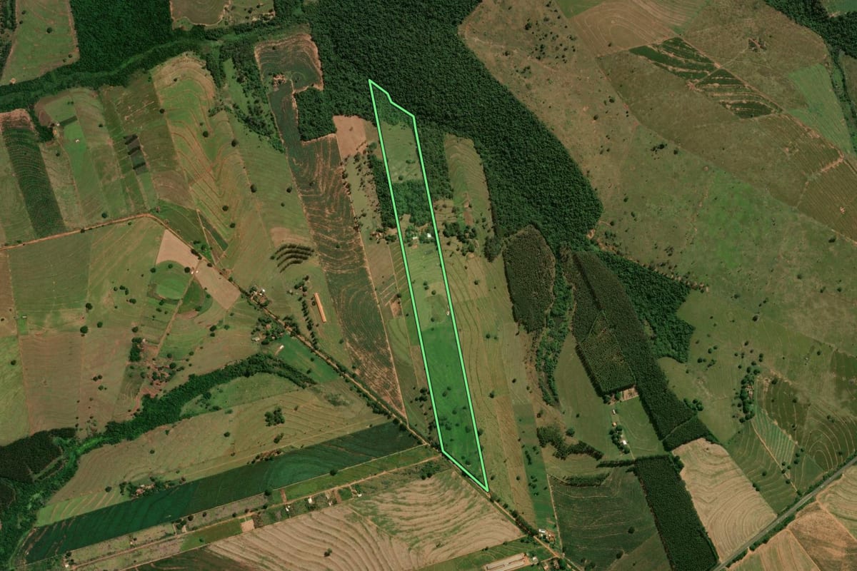 Imagem de satélite do imóvel rural em Perobal (PR), com o contorno declarado no CAR desenhado por cima.