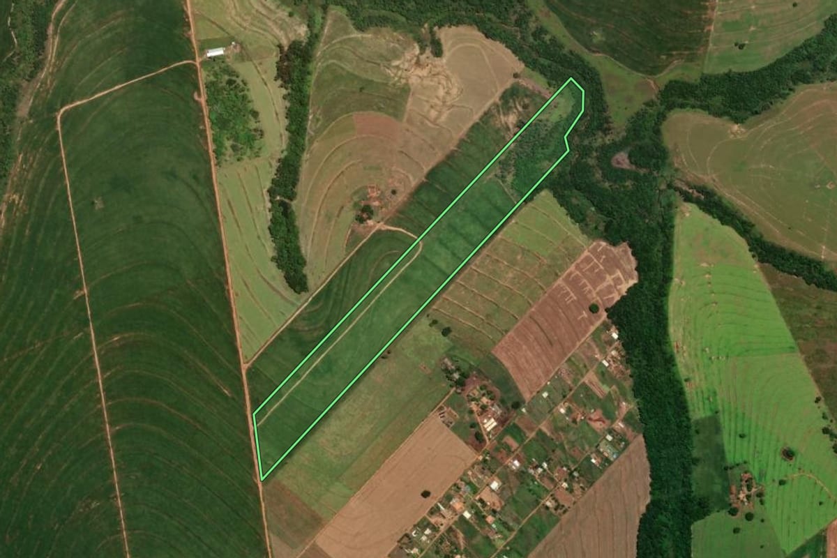 Imagem de satélite do imóvel rural em Perobal (PR), com o contorno declarado no CAR desenhado por cima.