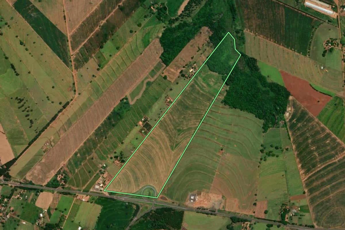 Imagem de satélite do imóvel rural em Perobal (PR), com o contorno declarado no CAR desenhado por cima.