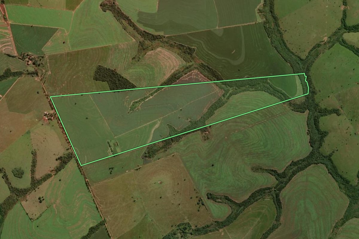 Imagem de satélite do imóvel rural em Perobal (PR), com o contorno declarado no CAR desenhado por cima.