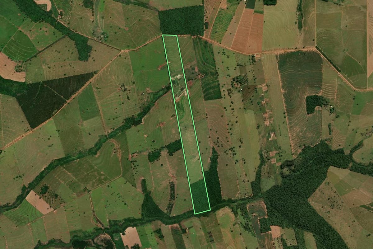 Imagem de satélite do imóvel rural em Perobal (PR), com o contorno declarado no CAR desenhado por cima.