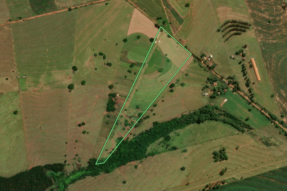 Imagem de satélite do imóvel rural em Perobal (PR), com o contorno declarado no CAR desenhado por cima.