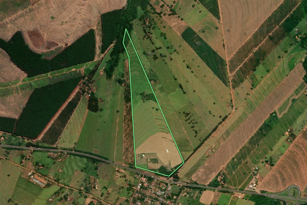 Imagem de satélite do imóvel rural em Perobal (PR), com o contorno declarado no CAR desenhado por cima.