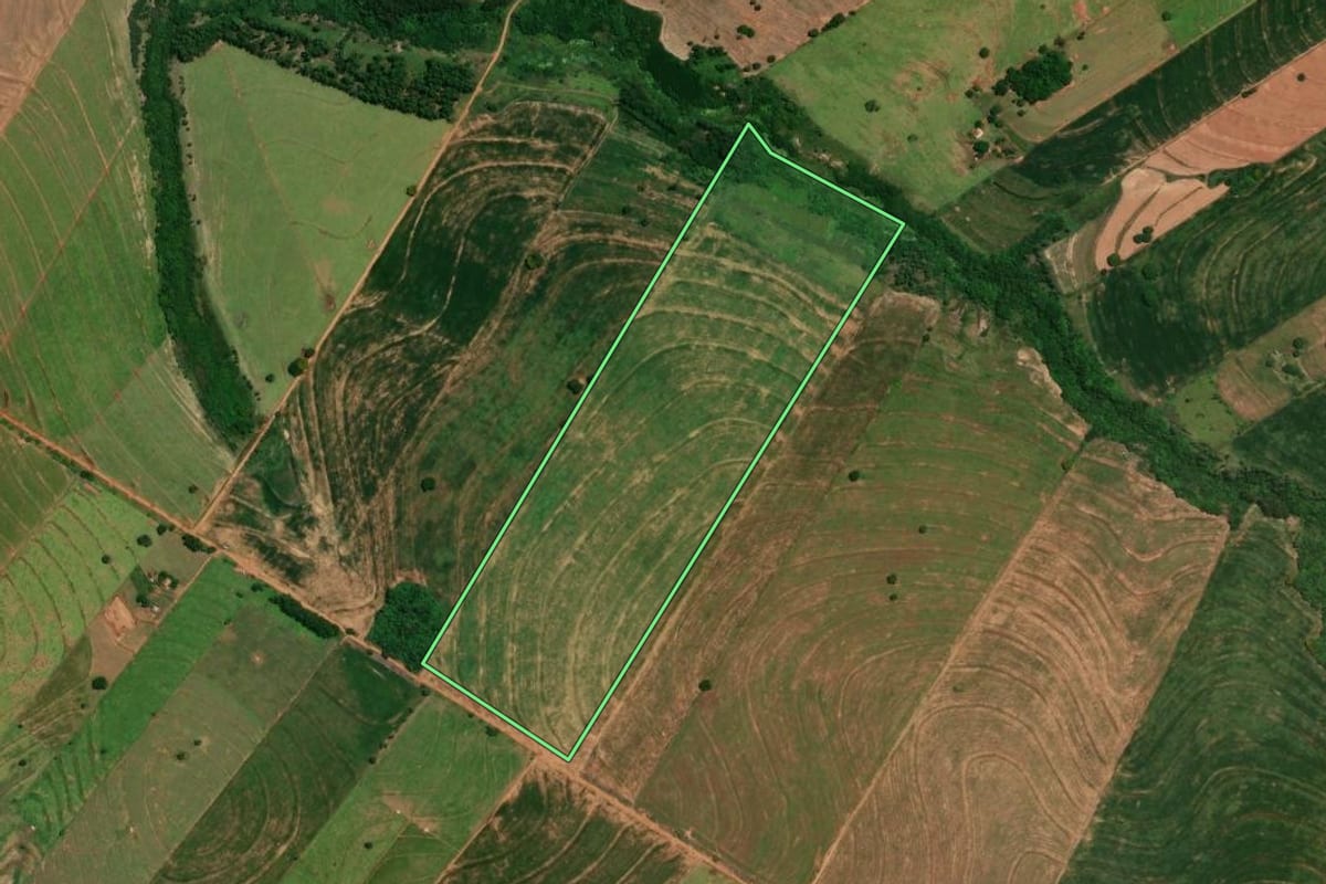 Imagem de satélite do imóvel rural em Perobal (PR), com o contorno declarado no CAR desenhado por cima.