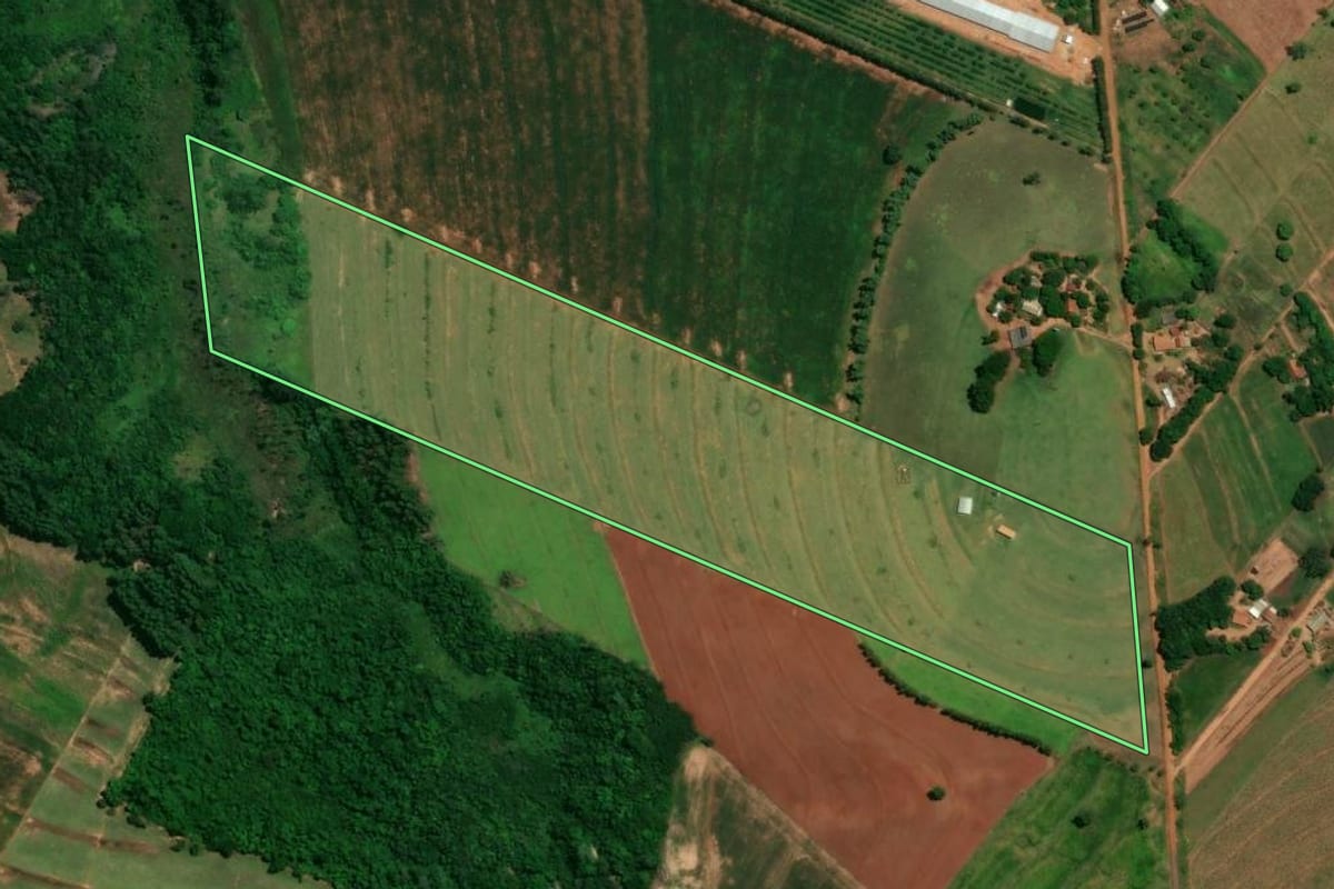 Imagem de satélite do imóvel rural em Perobal (PR), com o contorno declarado no CAR desenhado por cima.