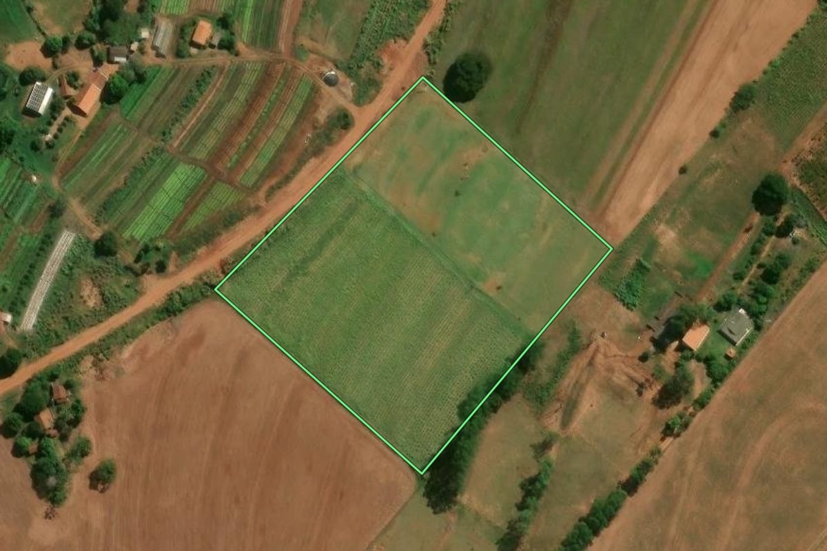 Imagem de satélite do imóvel rural em Perobal (PR), com o contorno declarado no CAR desenhado por cima.