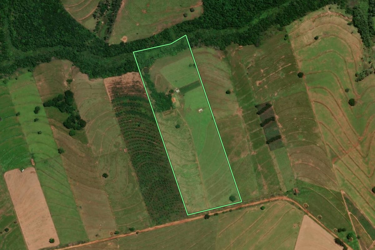 Imagem de satélite do imóvel rural em Perobal (PR), com o contorno declarado no CAR desenhado por cima.