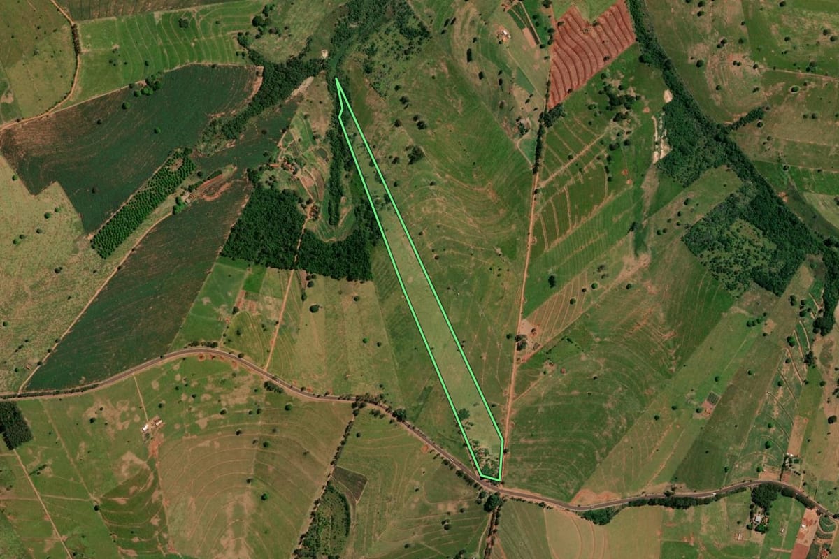 Imagem de satélite do imóvel rural em Pérola (PR), com o contorno declarado no CAR desenhado por cima.