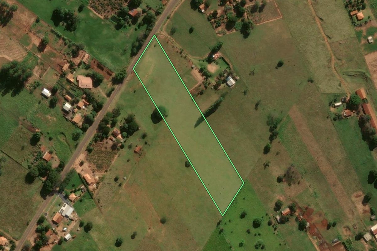 Imagem de satélite do imóvel rural em Pérola (PR), com o contorno declarado no CAR desenhado por cima.