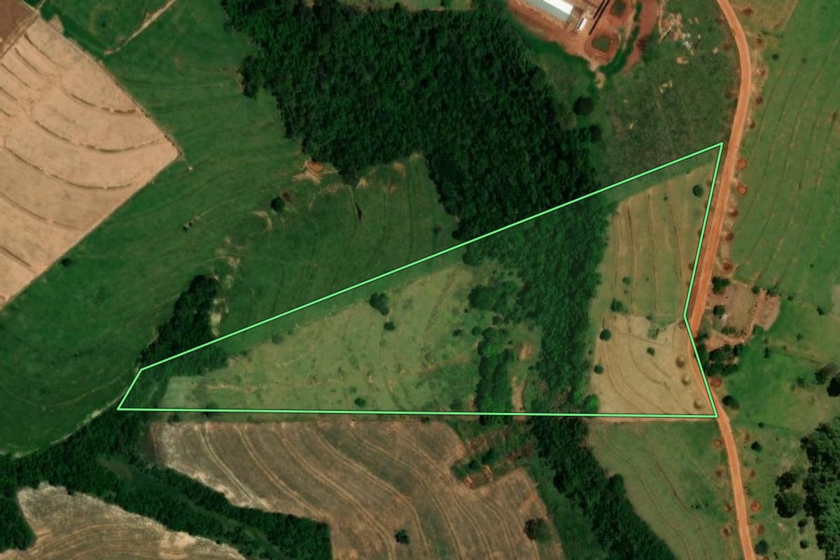 Imagem de satélite do imóvel rural em Pérola (PR), com o contorno declarado no CAR desenhado por cima.