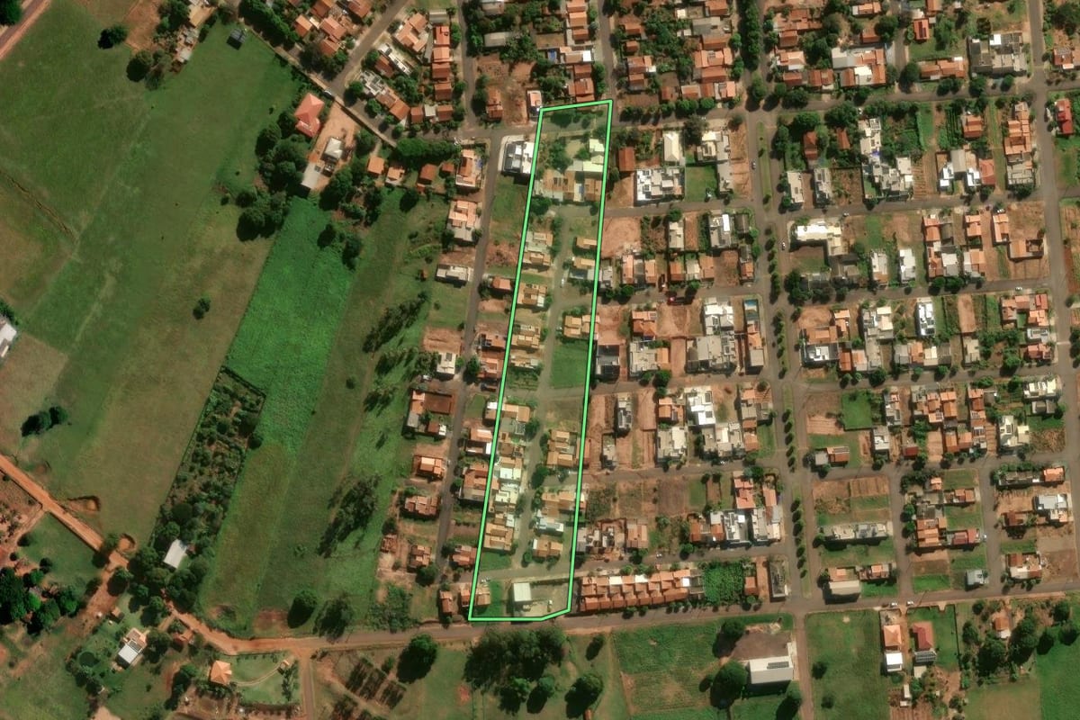 Imagem de satélite do imóvel rural em Pérola (PR), com o contorno declarado no CAR desenhado por cima.