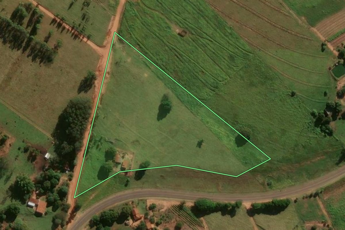 Imagem de satélite do imóvel rural em Pérola (PR), com o contorno declarado no CAR desenhado por cima.