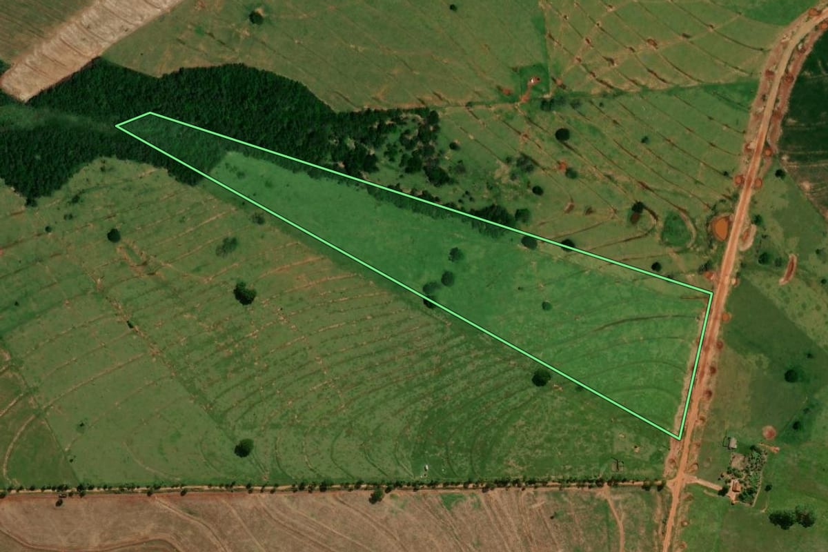Imagem de satélite do imóvel rural em Pérola (PR), com o contorno declarado no CAR desenhado por cima.