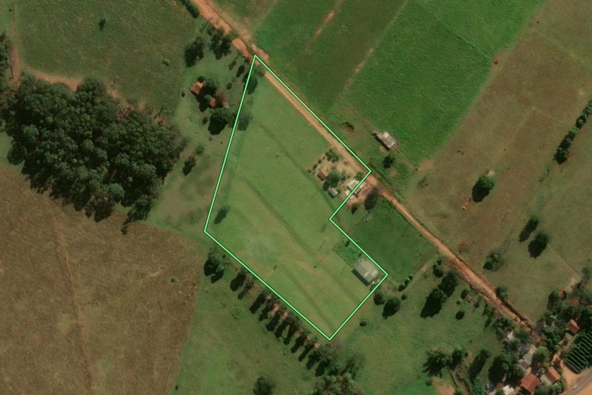 Imagem de satélite do imóvel rural em Pérola (PR), com o contorno declarado no CAR desenhado por cima.