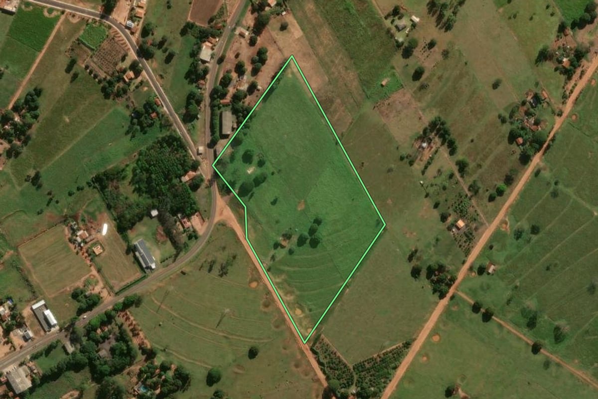 Imagem de satélite do imóvel rural em Pérola (PR), com o contorno declarado no CAR desenhado por cima.