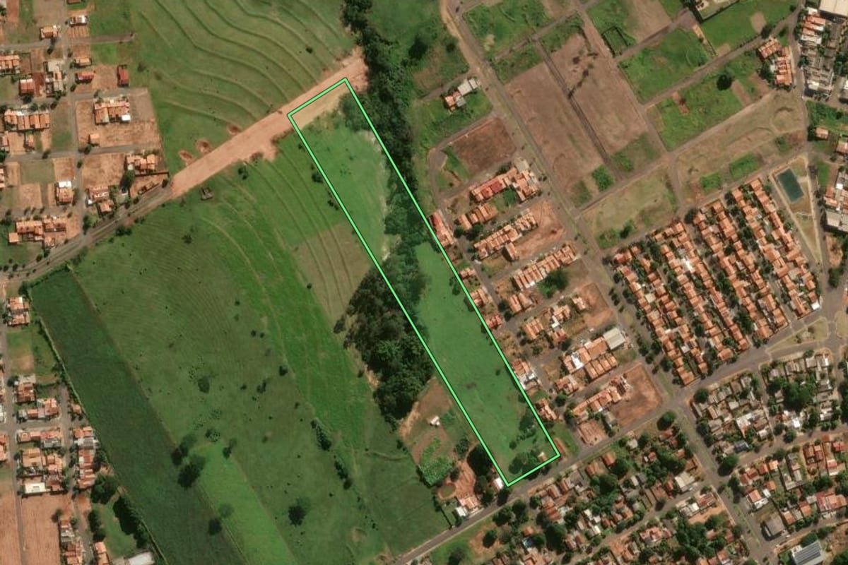 Imagem de satélite do imóvel rural em Pérola (PR), com o contorno declarado no CAR desenhado por cima.