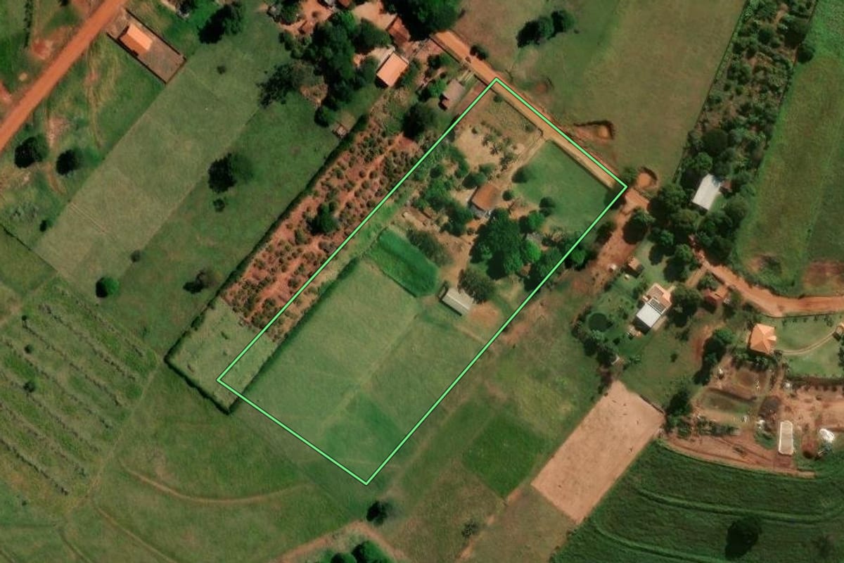 Imagem de satélite do imóvel rural em Pérola (PR), com o contorno declarado no CAR desenhado por cima.