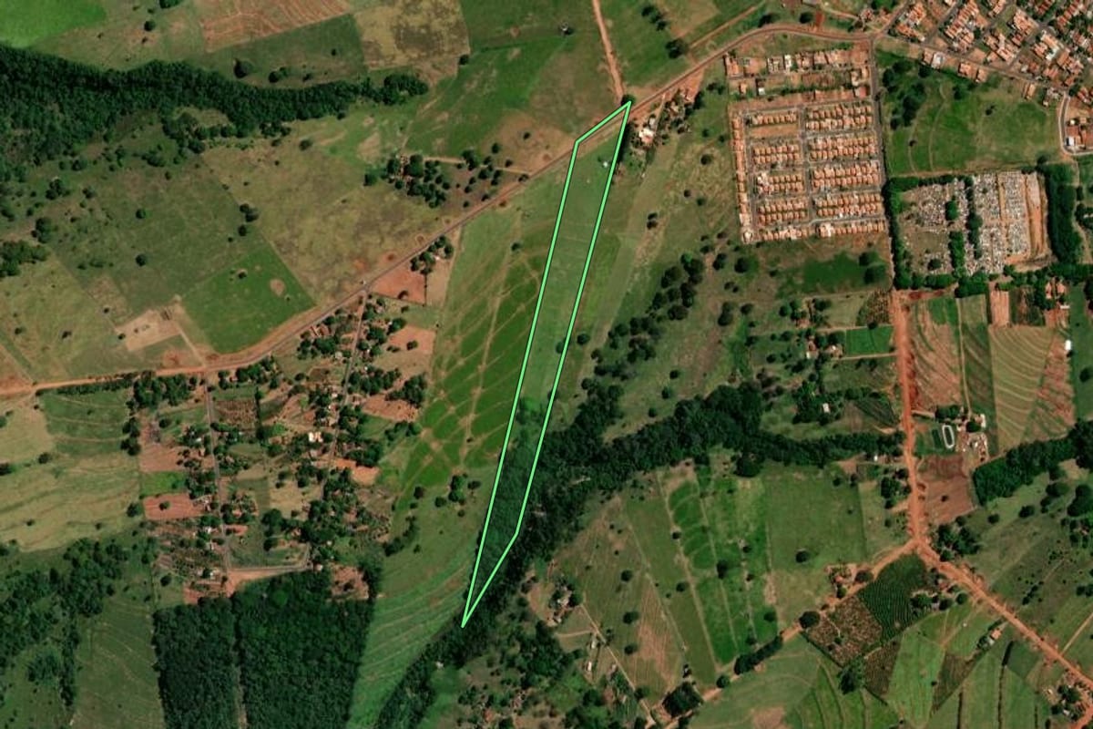 Imagem de satélite do imóvel rural em Pérola (PR), com o contorno declarado no CAR desenhado por cima.