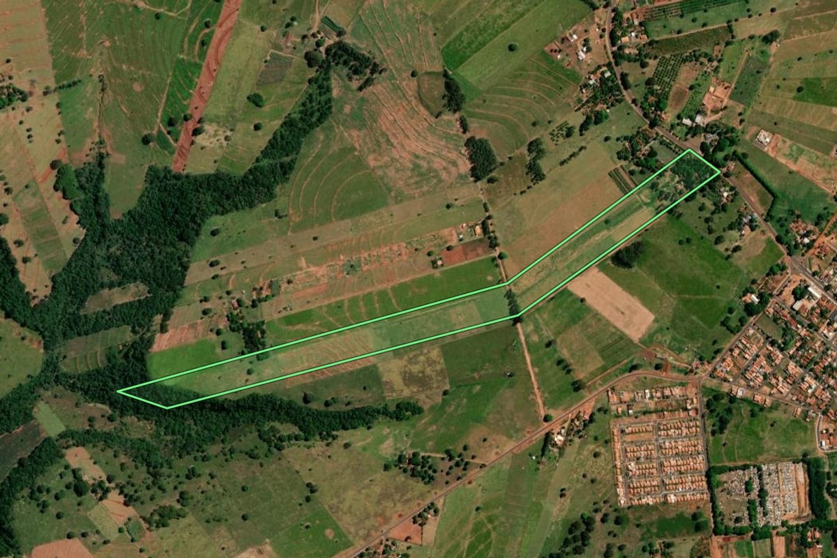 Imagem de satélite do imóvel rural em Pérola (PR), com o contorno declarado no CAR desenhado por cima.