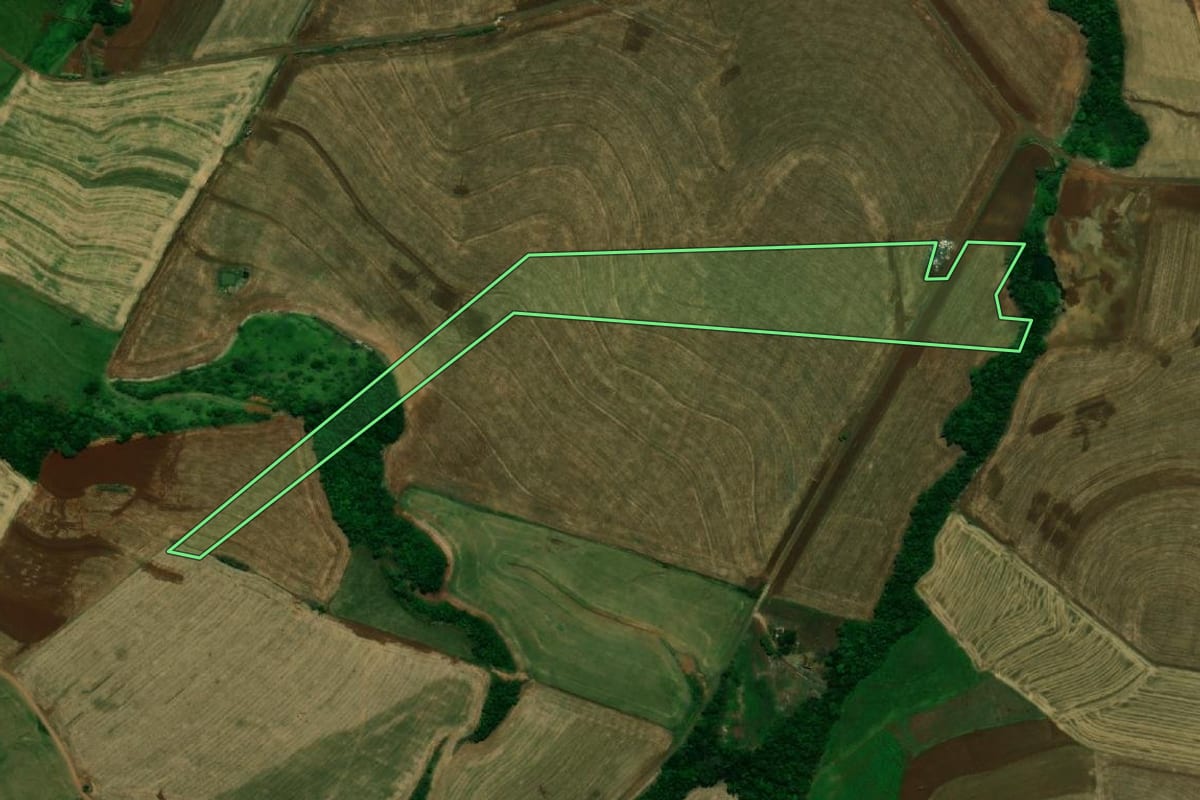 Imagem de satélite do imóvel rural em Pérola d'Oeste (PR), com o contorno declarado no CAR desenhado por cima.