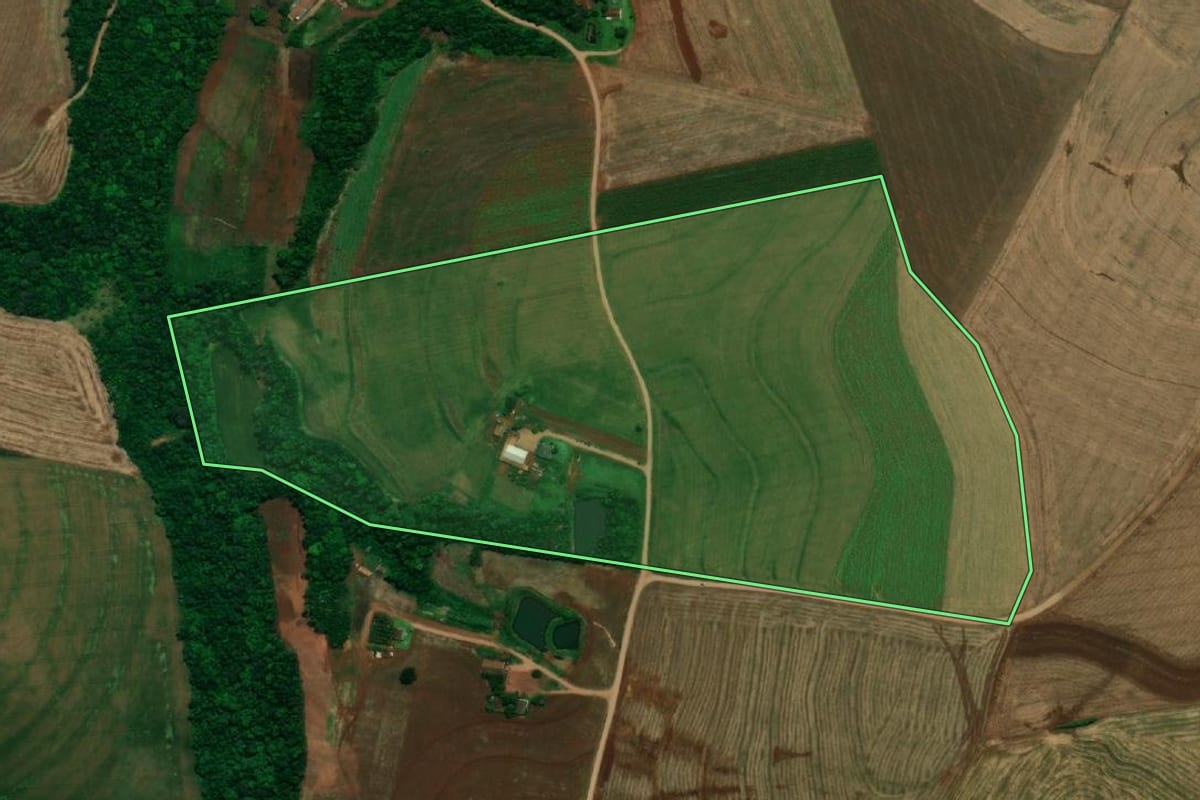Imagem de satélite do imóvel rural em Pérola d'Oeste (PR), com o contorno declarado no CAR desenhado por cima.