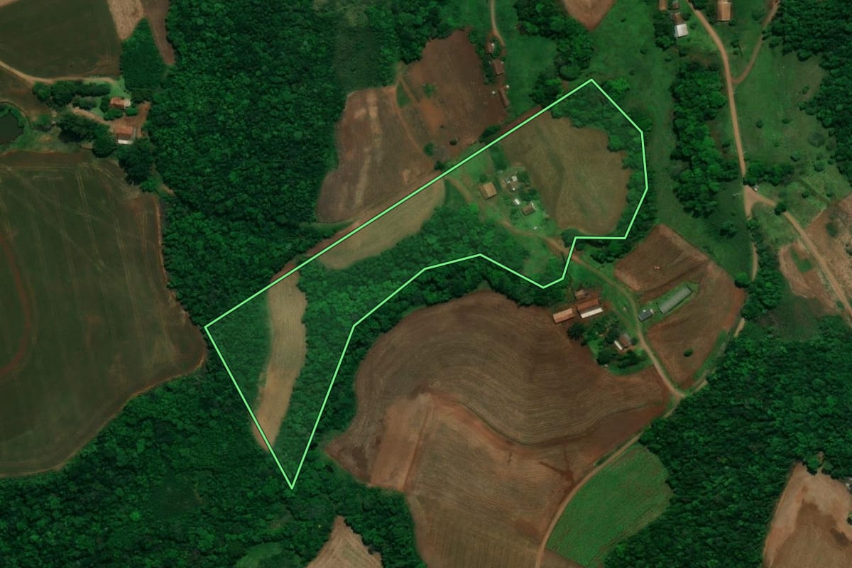 Imagem de satélite do imóvel rural em Pérola d'Oeste (PR), com o contorno declarado no CAR desenhado por cima.