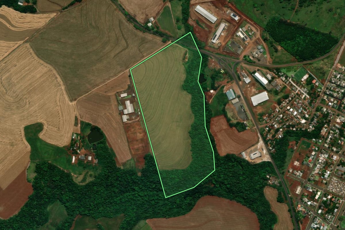 Imagem de satélite do imóvel rural em Pérola d'Oeste (PR), com o contorno declarado no CAR desenhado por cima.