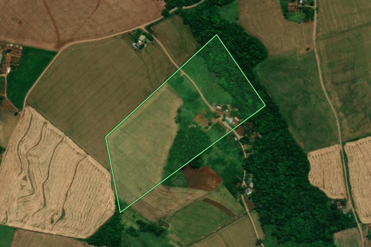 Imagem de satélite do imóvel rural em Pérola d'Oeste (PR), com o contorno declarado no CAR desenhado por cima.