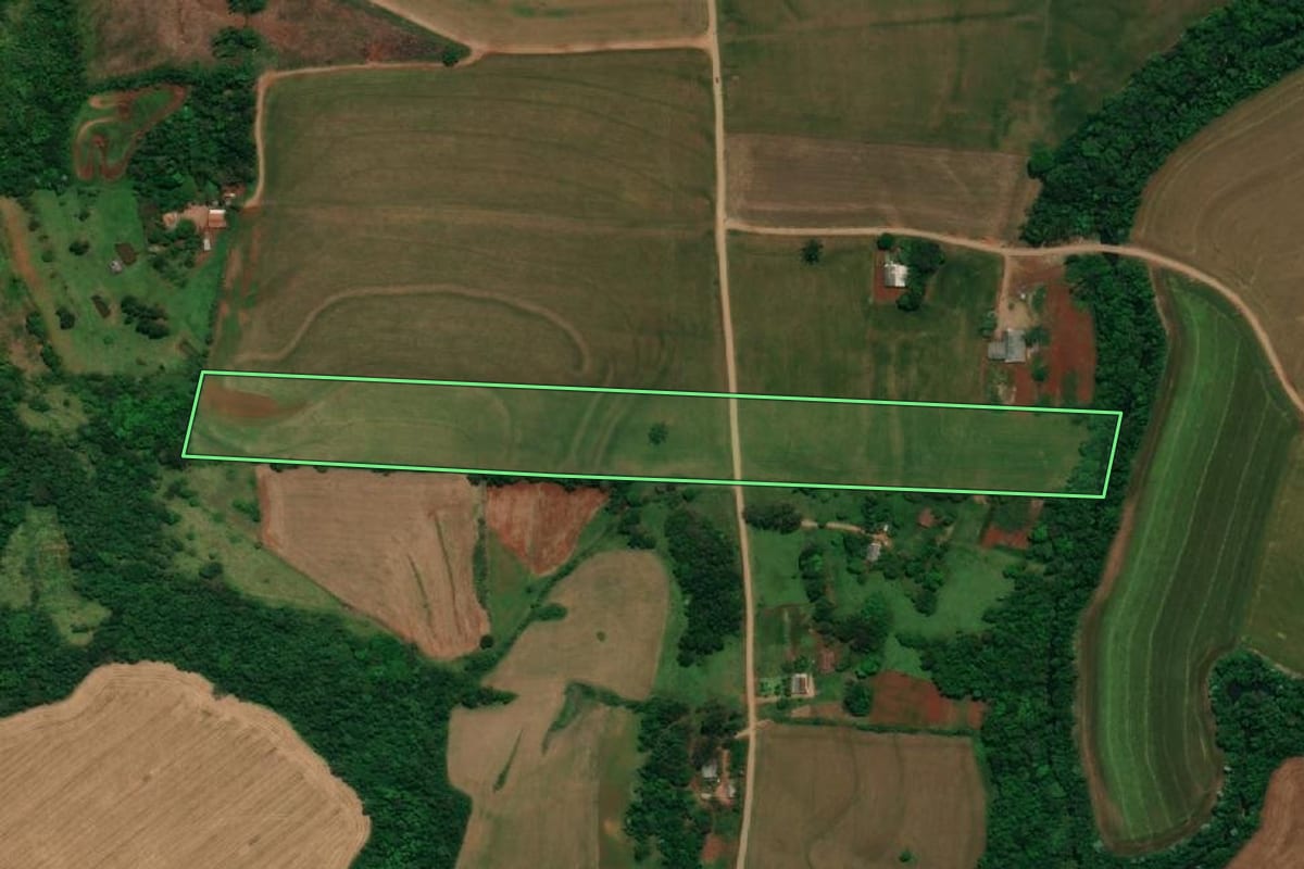 Imagem de satélite do imóvel rural em Pérola d'Oeste (PR), com o contorno declarado no CAR desenhado por cima.