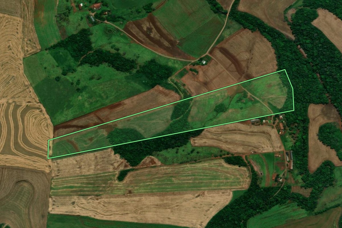 Imagem de satélite do imóvel rural em Pérola d'Oeste (PR), com o contorno declarado no CAR desenhado por cima.