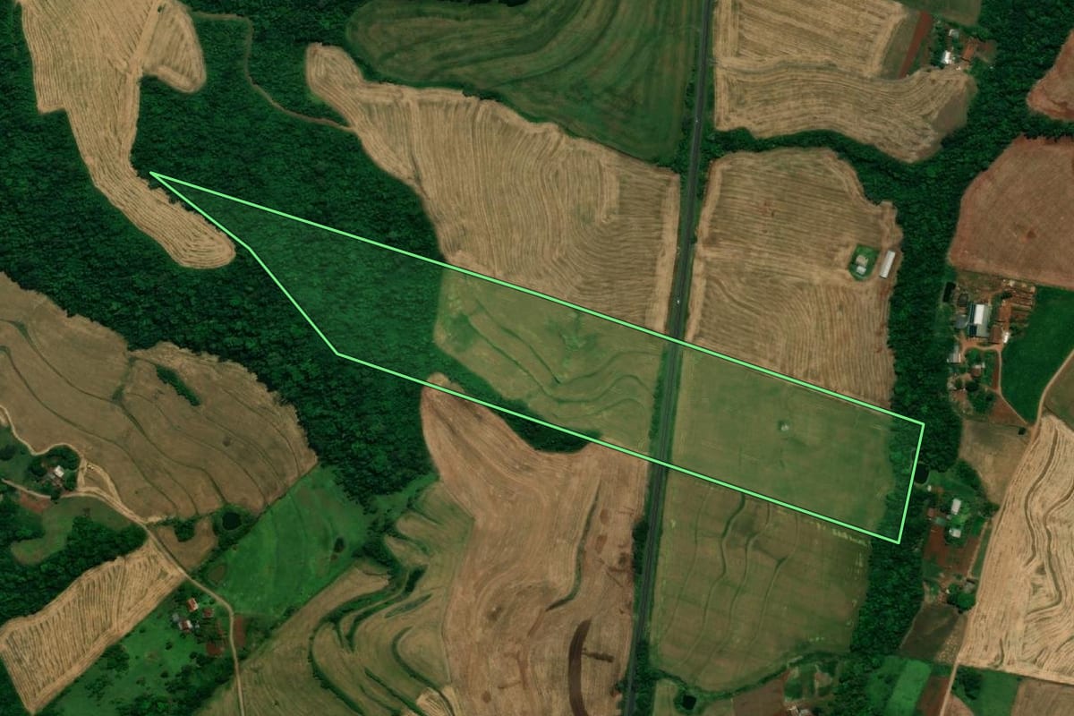 Imagem de satélite do imóvel rural em Pérola d'Oeste (PR), com o contorno declarado no CAR desenhado por cima.