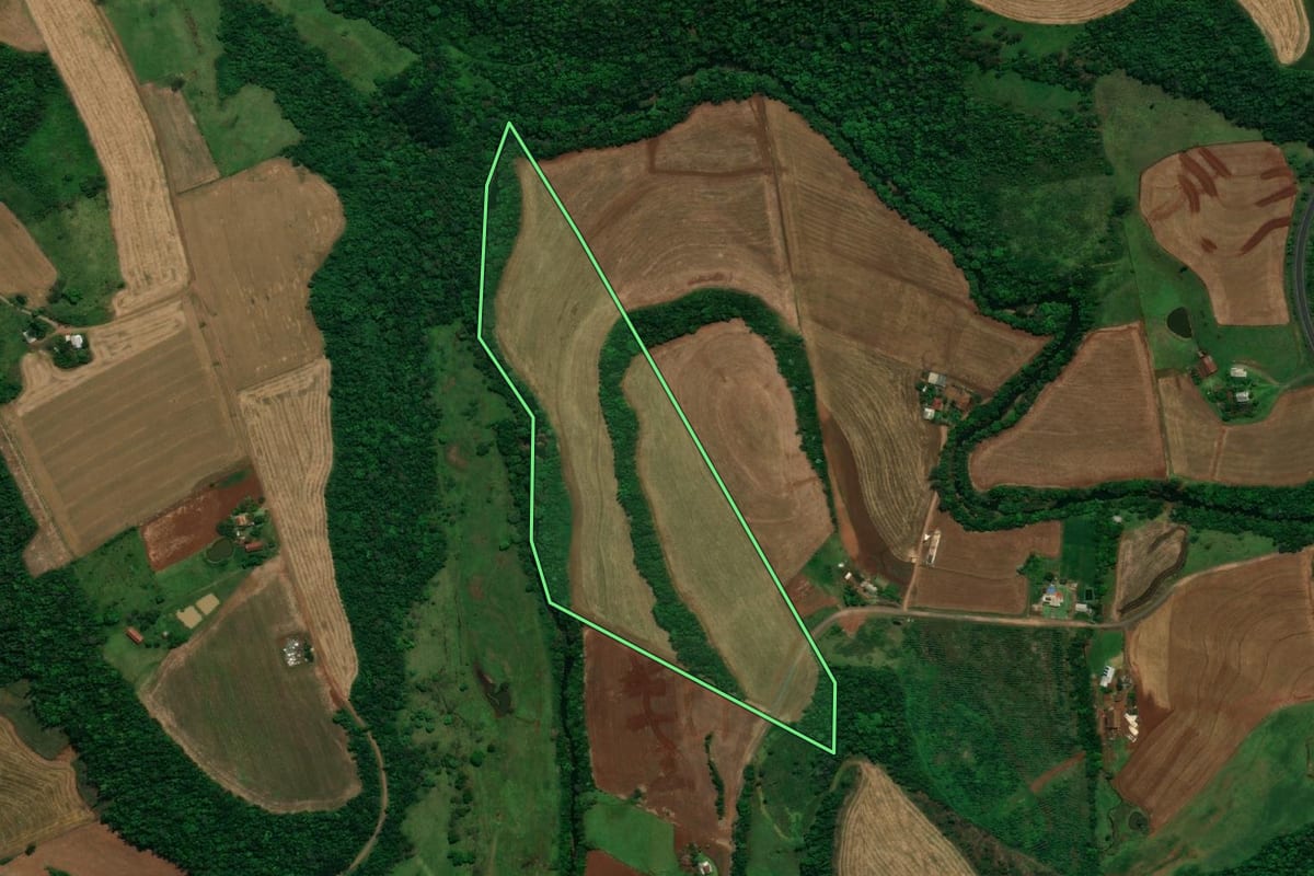 Imagem de satélite do imóvel rural em Pérola d'Oeste (PR), com o contorno declarado no CAR desenhado por cima.