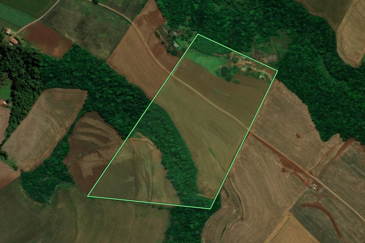 Imagem de satélite do imóvel rural em Pérola d'Oeste (PR), com o contorno declarado no CAR desenhado por cima.