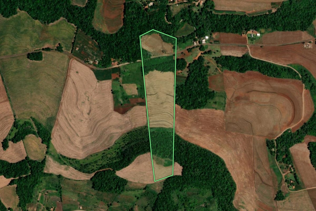 Imagem de satélite do imóvel rural em Pérola d'Oeste (PR), com o contorno declarado no CAR desenhado por cima.