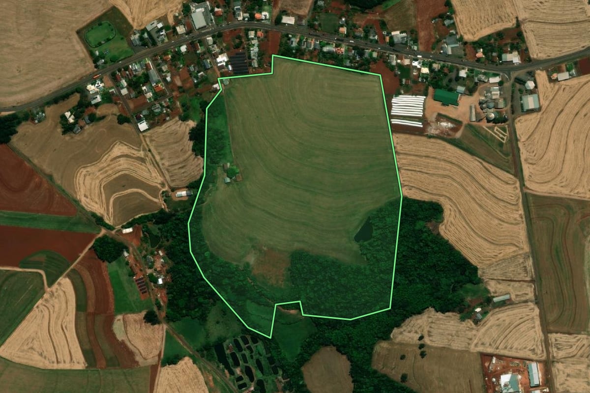 Imagem de satélite do imóvel rural em Pérola d'Oeste (PR), com o contorno declarado no CAR desenhado por cima.
