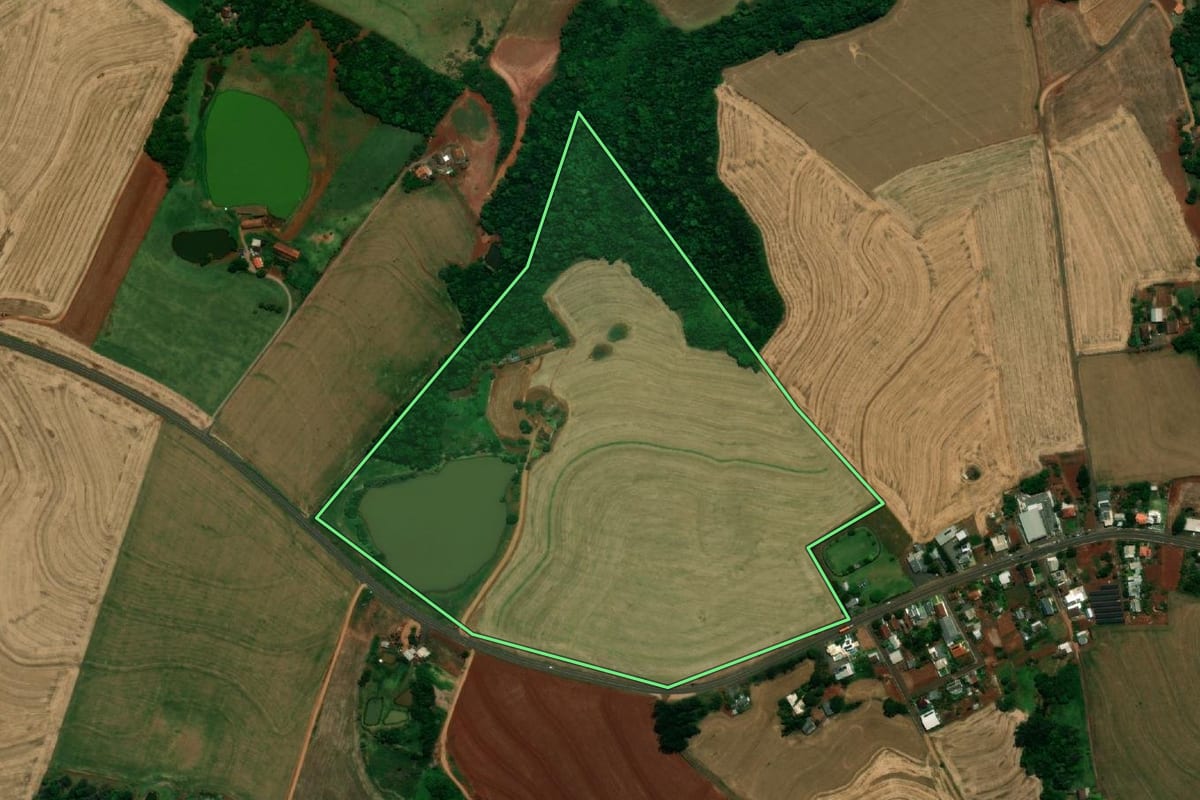 Imagem de satélite do imóvel rural em Pérola d'Oeste (PR), com o contorno declarado no CAR desenhado por cima.