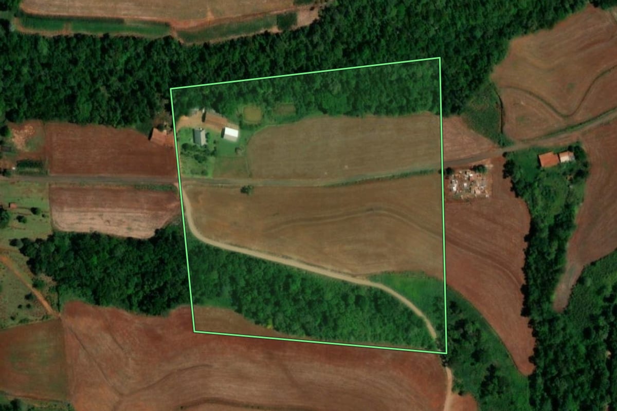 Imagem de satélite do imóvel rural em Pérola d'Oeste (PR), com o contorno declarado no CAR desenhado por cima.