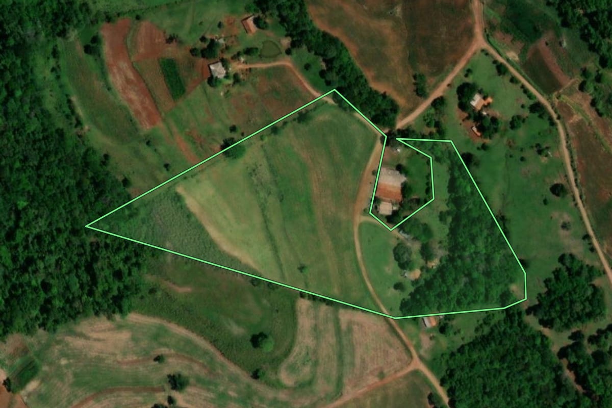 Imagem de satélite do imóvel rural em Pérola d'Oeste (PR), com o contorno declarado no CAR desenhado por cima.