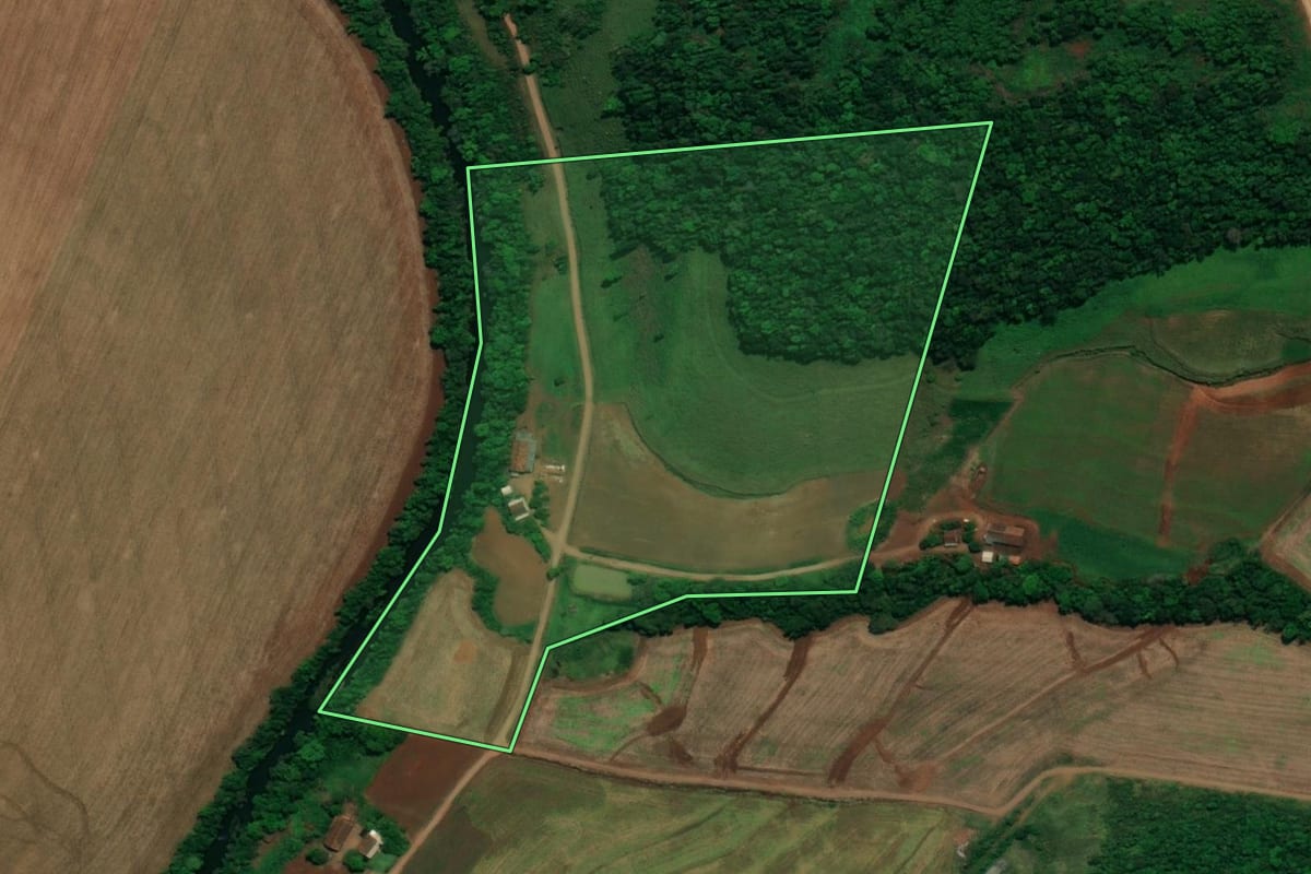 Imagem de satélite do imóvel rural em Pérola d'Oeste (PR), com o contorno declarado no CAR desenhado por cima.