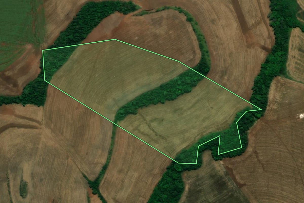 Imagem de satélite do imóvel rural em Pérola d'Oeste (PR), com o contorno declarado no CAR desenhado por cima.