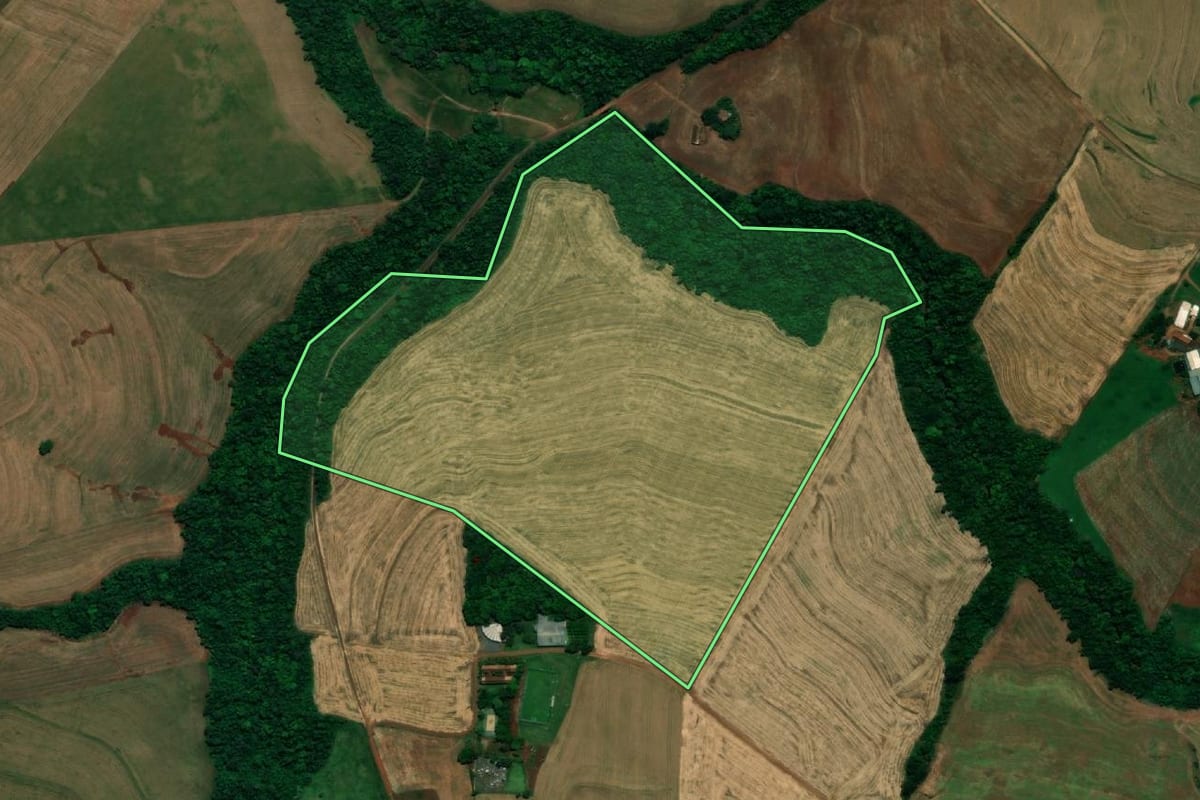 Imagem de satélite do imóvel rural em Pérola d'Oeste (PR), com o contorno declarado no CAR desenhado por cima.