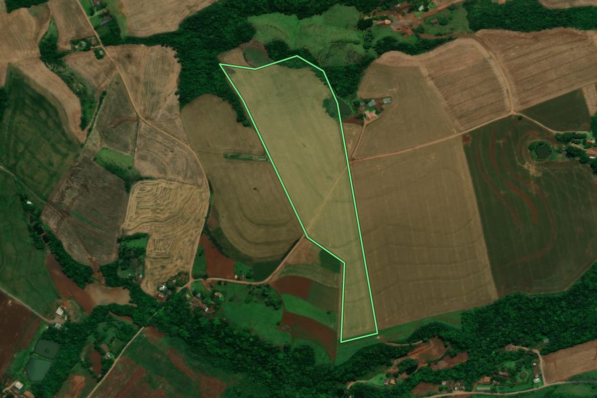 Imagem de satélite do imóvel rural em Pérola d'Oeste (PR), com o contorno declarado no CAR desenhado por cima.