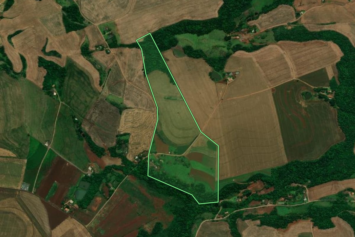 Imagem de satélite do imóvel rural em Pérola d'Oeste (PR), com o contorno declarado no CAR desenhado por cima.