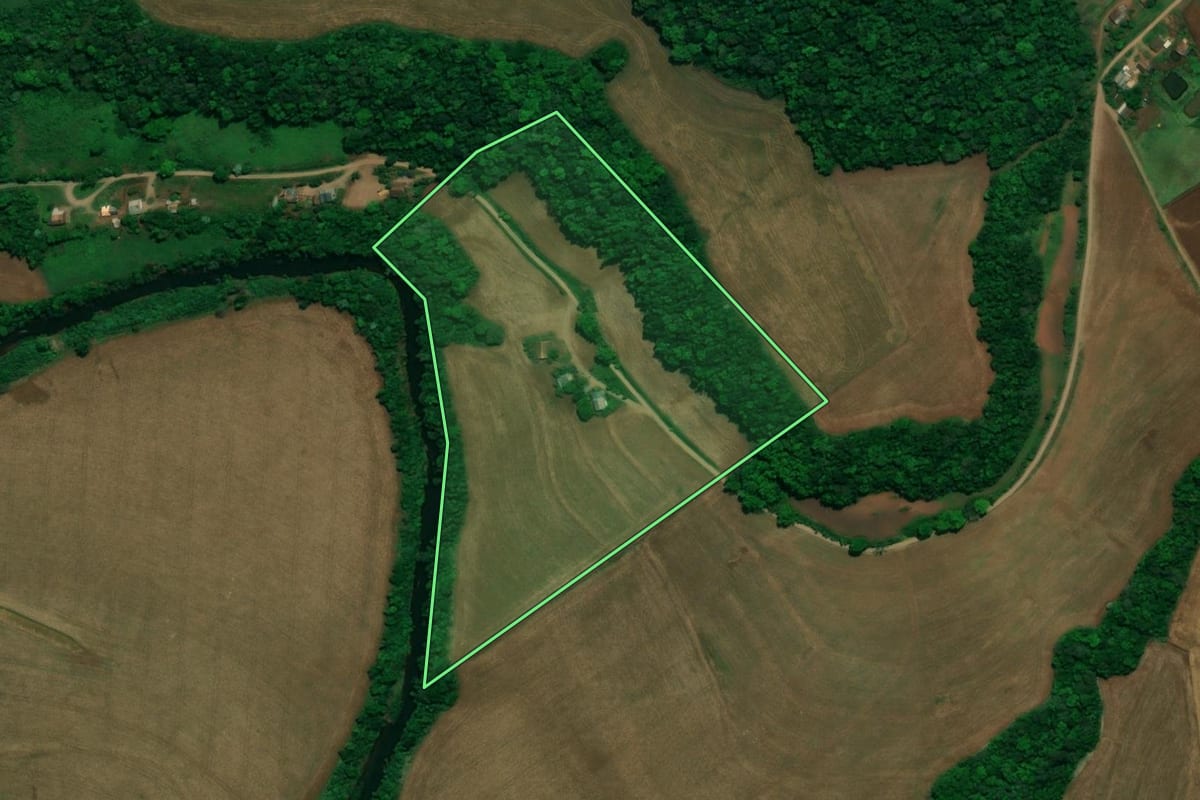 Imagem de satélite do imóvel rural em Pérola d'Oeste (PR), com o contorno declarado no CAR desenhado por cima.