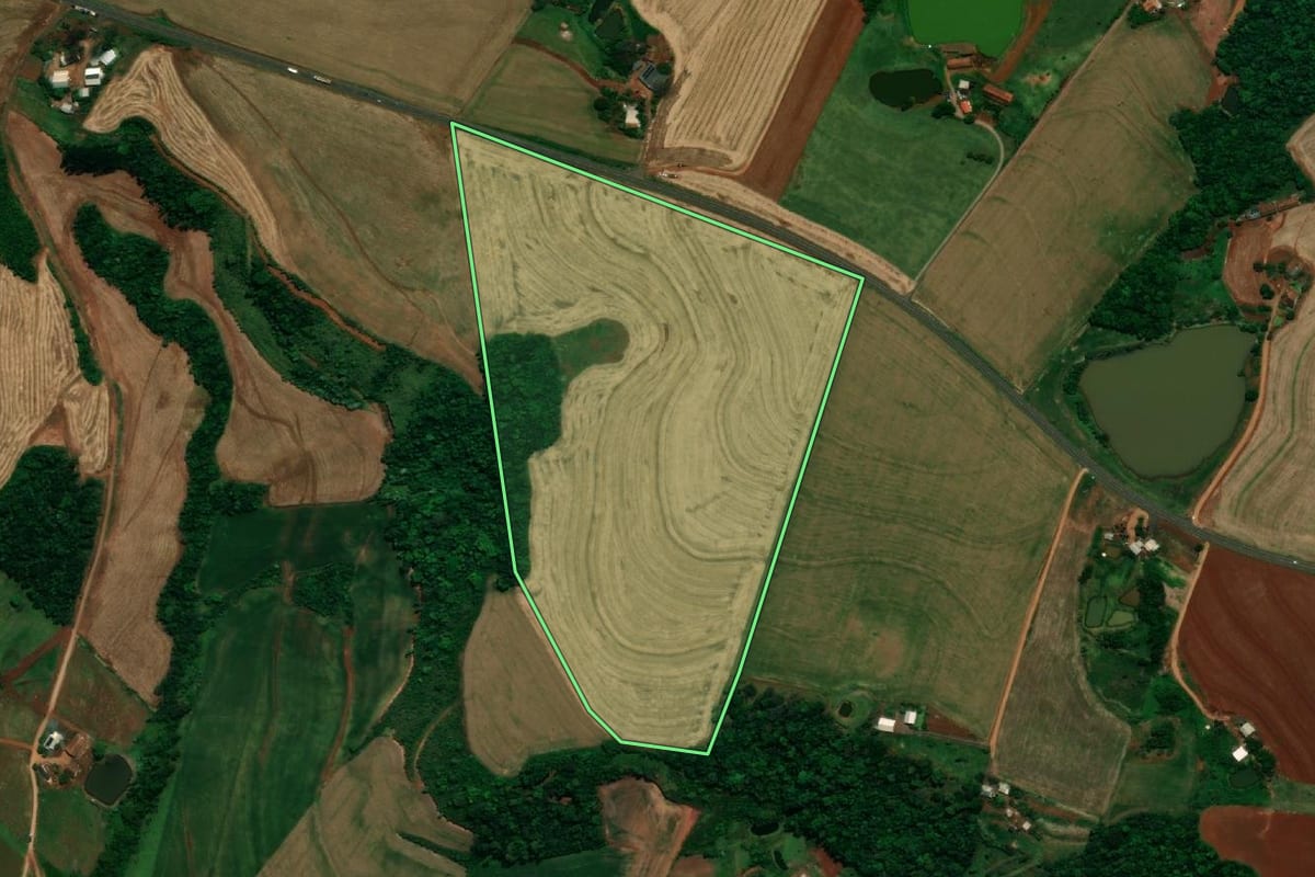 Imagem de satélite do imóvel rural em Pérola d'Oeste (PR), com o contorno declarado no CAR desenhado por cima.