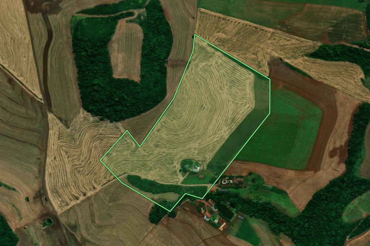 Imagem de satélite do imóvel rural em Pérola d'Oeste (PR), com o contorno declarado no CAR desenhado por cima.