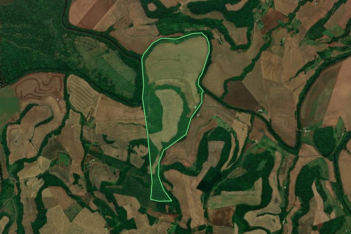 Imagem de satélite do imóvel rural em Pérola d'Oeste (PR), com o contorno declarado no CAR desenhado por cima.