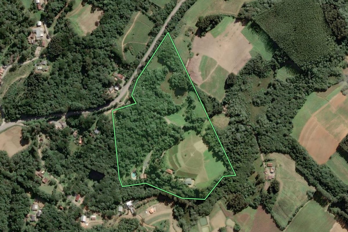 Imagem de satélite do imóvel rural em Piên (PR), com o contorno declarado no CAR desenhado por cima.