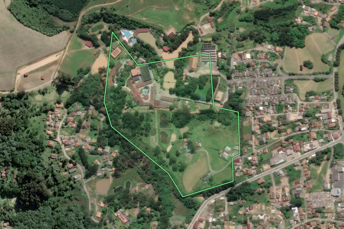 Imagem de satélite do imóvel rural em Piên (PR), com o contorno declarado no CAR desenhado por cima.