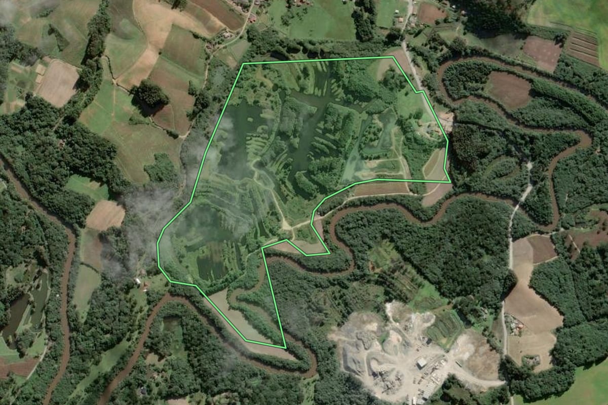 Imagem de satélite do imóvel rural em Piên (PR), com o contorno declarado no CAR desenhado por cima.